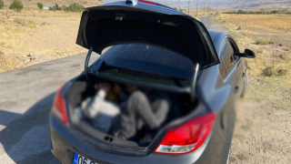 Van'da otomobil bagajında Afganistan uyruklu 3 göçmen yakalandı