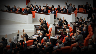 Çift maaş alınmasının engellenmesini öngören kanun teklifi, Ak Parti ve MHP oylarıyla reddedildi
