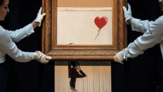Banksy'nin ''Love Is In The Bin'' tablosu rekor fiyata satıldı