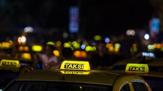 Durdurulan takside binlerce cinsel içerikli ürün ele geçirildi