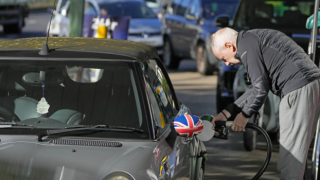 İngiltere'de benzin fiyatı litre başına 1,42 sterline yükseldi