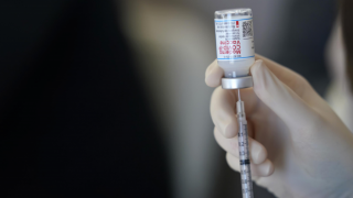 İsveç, Moderna'nın geliştirdiği koronavirüs aşısının uygulanmasını durdurdu