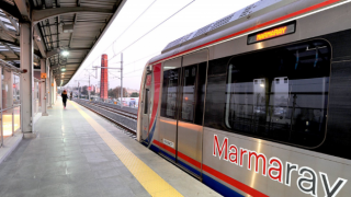Marmaray'da bir kişi tren raylarına atlayarak canına kıydı!