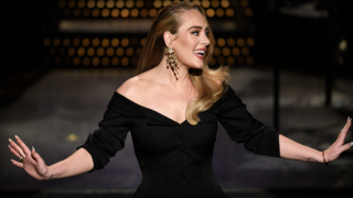 Adele'in yeni albümünü dinlemeyen sunucu özür diledi