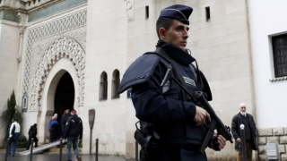 Fransa'da 3 camiye saldırı!