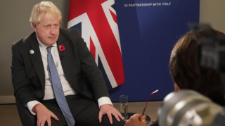 İngiltere Başbakanı Boris Johnson İklim Zirvesi'ne kiralık takım elbiseyle katıldı