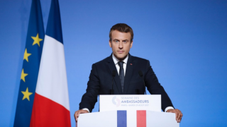 Macron, Fransa bayrağını 1976 öncesine döndürme kararı aldı