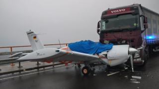 Almanya'da ilginç kaza: Uçak ve kamyon çarpıştı