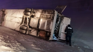 Bitlis'te kar fırtınası yolcu otobüsünü devirdi: 24 yaralı