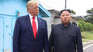 Donald Trump'dan Kim Jong-un'a "Roket Adam" hediyesi