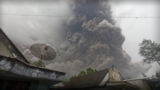 Endonezya'da Semeru Yanardağı patladı: Ölü veya yaralı yok