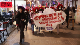 İzmir'de kadınlar pedlerden alınan vergileri protesto etti