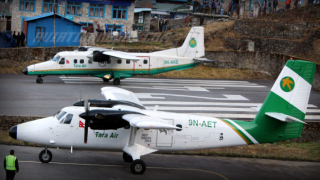 Nepal’de bir uçak yolcular tarafından itildi