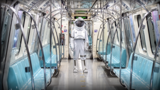 Uzay kıyafetiyle metroda yolculuk yaptı