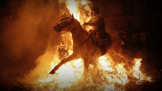 18. yüzyıldan kalma gelenek: Atlar ateş üzerinden atlatıldı