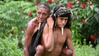 Amazon'da aşı yolculuğu: Babasını altı saat sırtında taşıdı