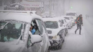 Atina’da kar nedeniyle yolda kalan sürücülere piyango vurdu!