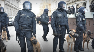 Avusturya'da Kovid-19 önlemleri protesto edildi