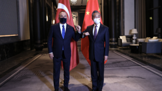 Bakan Çavuşoğlu, Çinli mevkidaşı Vang ile Çin'de görüştü