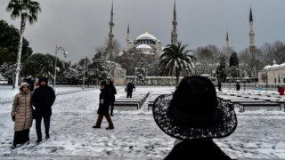 İstanbul, gözünü karlı bir sabaha açtı