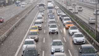 İstanbul'a kar yağdı; trafik felç oldu