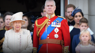 Kraliçe Elizabeth, Prens Andrew'ın maddi desteğini kesti