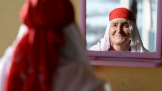 Nafiye nine, 67 yıldır kırmızı giyiniyor