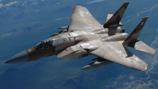 Amerika'nın F-15 savaş uçakları Polonya'da