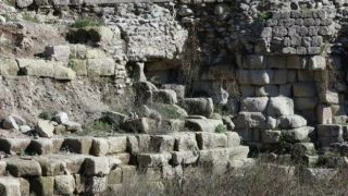 Bergama Antik Kenti'nde 2500 yıllık sur duvarları keşfedildi