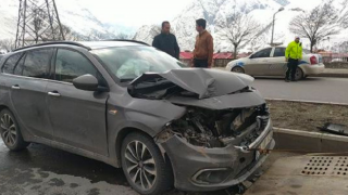 HDP'li vekilin otomobili, minibüse çarptı: 2 yaralı