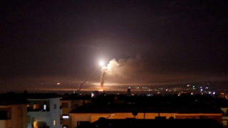 İsrail savaş uçakları Suriye'deki füze bataryalarını vurdu.