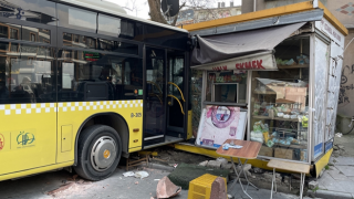 İstanbul'da İETT otobüsü halk ekmek büfesine çarptı