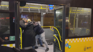 Metrobüs’te bıçaklı saldırgan dehşeti