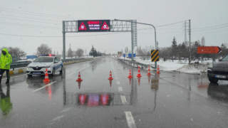 Seydişehir-Antalya kara yolu, kar yağışı nedeniyle trafiğe kapatıldı
