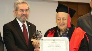 Türkiye’nin en yaşlı üniversite öğrencisi diplomasını aldı