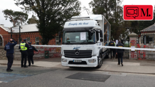 Bir grup İrlandalı, Rusya Büyükelçiliği'nin kapısını kamyonla kırdı