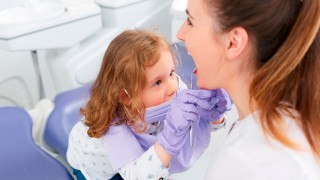 Çocuğunuz dişini kaybettiğinde ne yapmalı? Nasıl bir yol izlenmeli?
