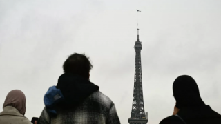 Fransa'nın başkenti Paris'in simgelerinden Eyfel Kulesi 6 metre uzadı