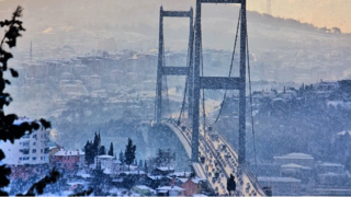 İstanbul'da beklenen kar başladı; boğaz çift yönlü geçişlere kapatıldı