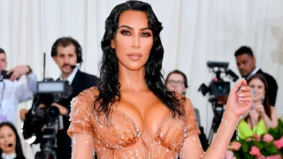 Kim Kardashian iç çamaşırlı fotoğraflarını paylaştı