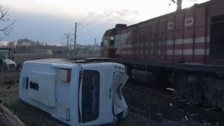Kırklareli'de yük treni, işçi servisine çarptı: 27 yaralı