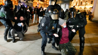 Rusya'nın 32 şehrinde savaş karşıtı eylem: 700'den fazla gözaltı