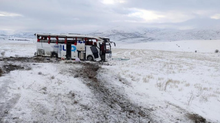 Sivas'ta yolcu otobüsü devrildi, 20 kişi yaralandı!