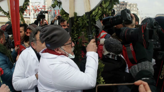Taksim'de doktor ve polisler arasında arbede