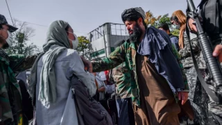 Taliban'dan yeni yasak: Kadınlar yanında erkek olmadan uçağa binemeyecekler