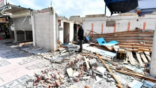 Tunç Soyer mahkemenin durdurma kararına rağmen dükkânların yıkımına başlanmasına karşı çıktı