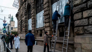 Ukrayna, Rus işgaline karşı Lviv Müzesi'ne metal plakalı önlem aldı