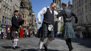 Avrupa’da maskeyi ilk kaldıran ülke İskoçya oldu