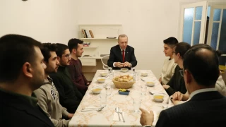 Cumhurbaşkanı Erdoğan, Beşiktaş'ta öğrenci evinde iftar yaptı