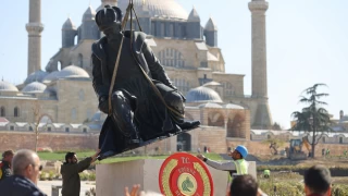 Edirne'de kaldırılan Mimar Sinan heykeli yerine konuldu